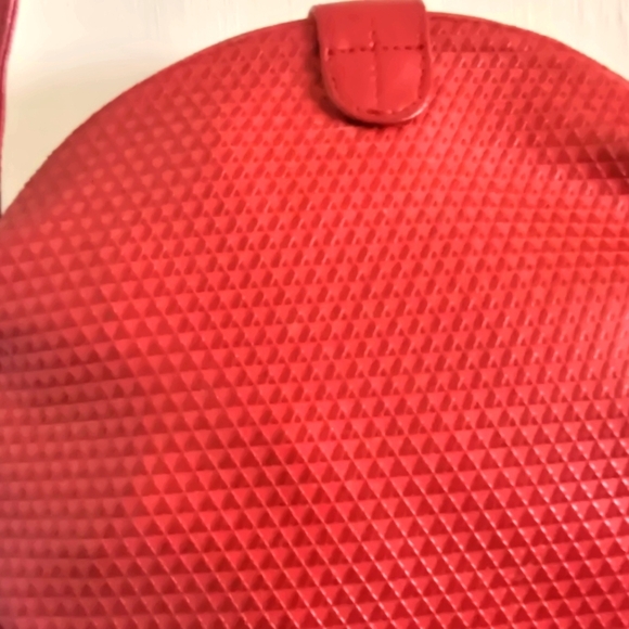 VINTAGE! Liz Claiborne Red Textured Shoulder Bag!Rare Find! Pull Open/Close - Picture 3 of 7
